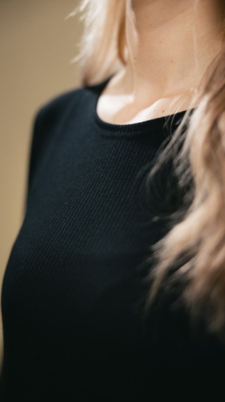 Žebrované šaty s volánkem černá - Velikost: XS/S