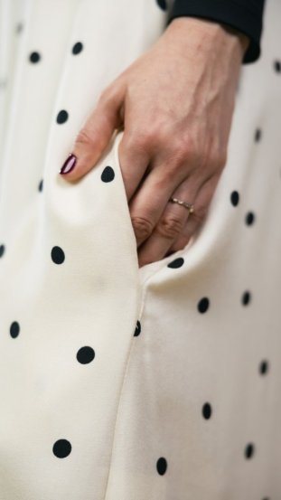 Midi šaty na ramínka s volánkem off white