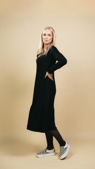 Žebrované šaty s volánkem a dlouhým rukávem černá