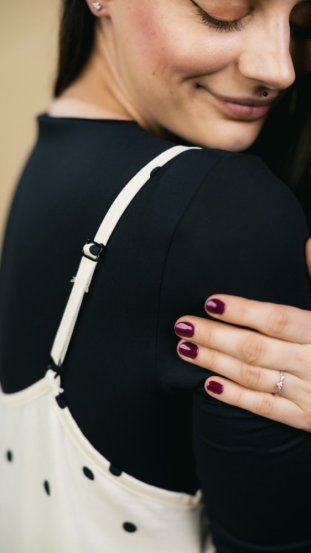 Midi šaty na ramínka s volánkem off white