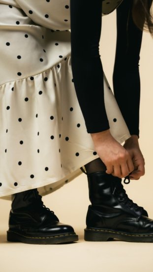 Midi šaty na ramínka s volánkem off white